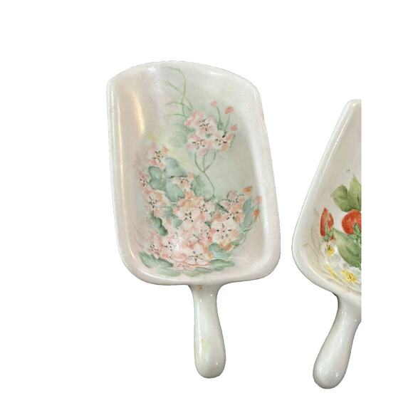 Vintage 1976 Set Of 3 Cottagecore Floral Strawberries Handled Scoops - Picture 4 of 7
